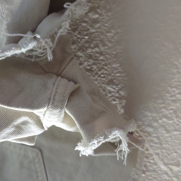 USED ZARA SIZE 4 DISTRESSED SHORTS POCKETS ON BACK AND SIDES - Picture 10 of 10